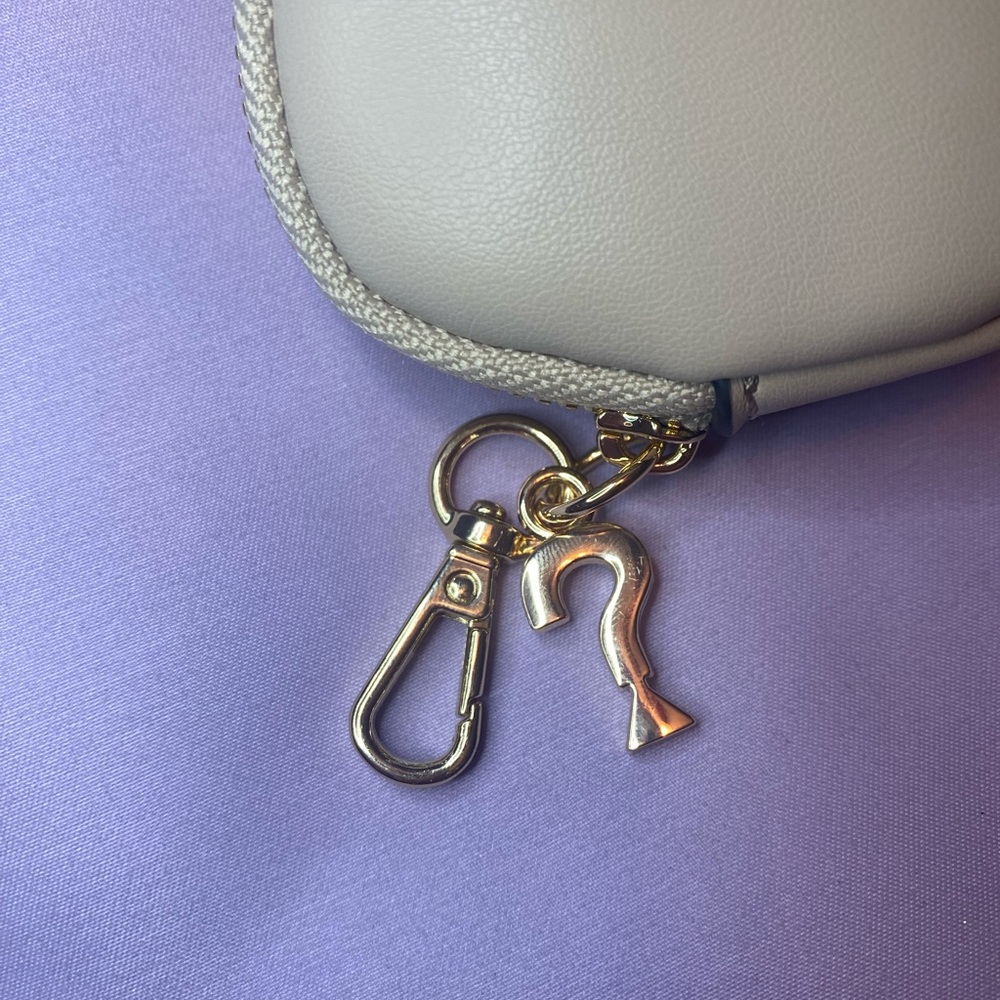 Guess tan and gold coin purse - Picture 6 of 7